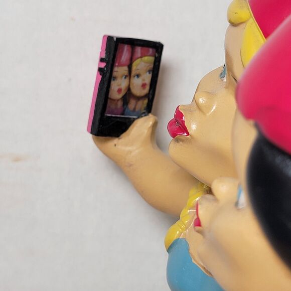 BigMouth Inc Best Friend Gnomes Resin Statue "Let Me Take A Selfie!" - Picture 4 of 9